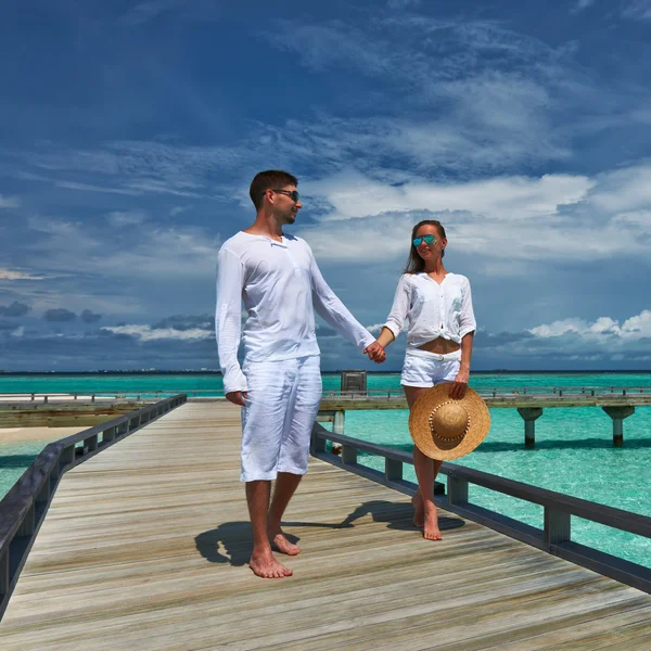 Pareja en un muelle de playa en Maldivas — Foto de Stock