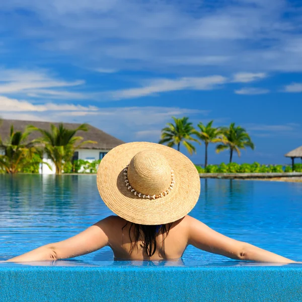 Femme au bord de la piscine — Photo