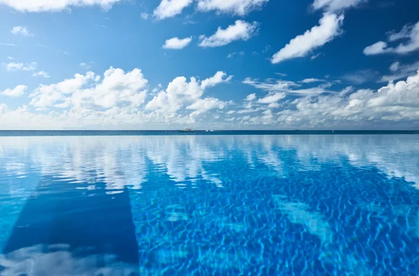 Piscina tropical de lujo —  Fotos de Stock