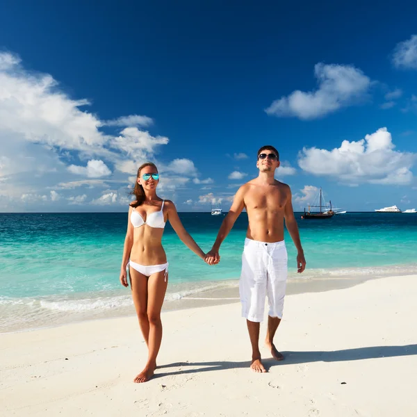 Casal em uma praia em Maldivas — Fotografia de Stock