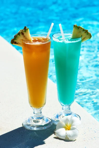 Cocktails near swimming pool — Stock Photo, Image