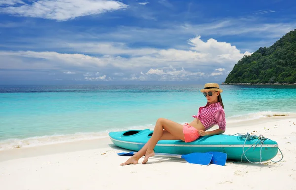 Femme en lunettes de soleil à la plage — Photo