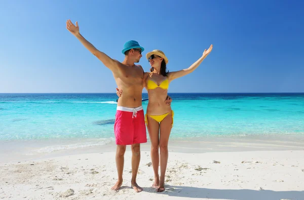 Pareja en una playa —  Fotos de Stock