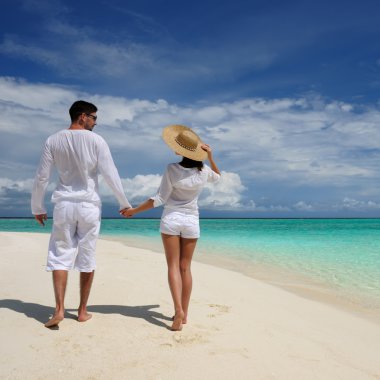 Maldivler bir plajda couple