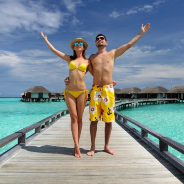 Maldivler plaj iskeleye couple