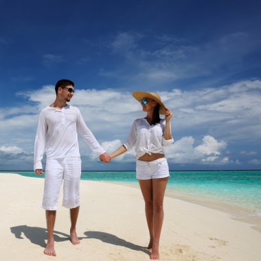 Maldivler bir plajda couple