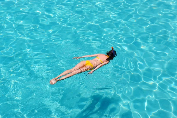 Mujer haciendo snorkel — Foto de Stock