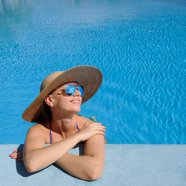 Femme au bord de la piscine — Photo