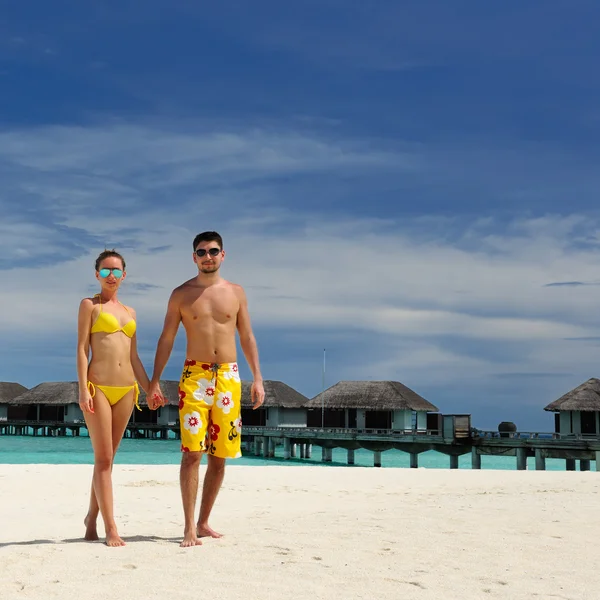 Pareja en una playa en Maldivas — Foto de Stock