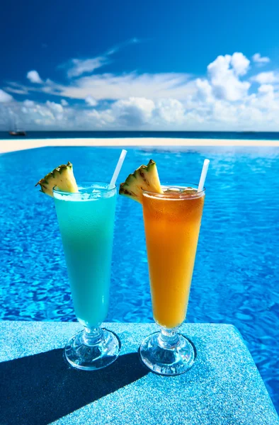 Cocktails nära pool — Stockfoto