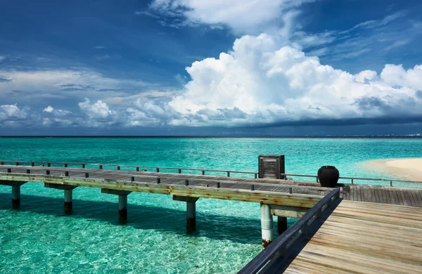 Schöner Strand mit Steg — Stockfoto