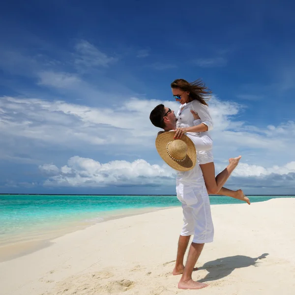 Casal em uma praia em Maldivas — Fotografia de Stock