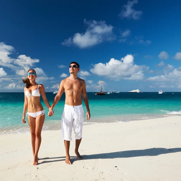 Couple on a beach at Maldives — Stock Photo, Image