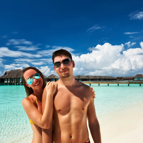 Casal em uma praia em Maldivas — Fotografia de Stock