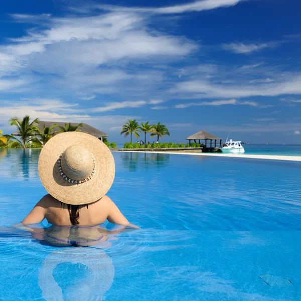 Mujer junto a la piscina — Foto de Stock