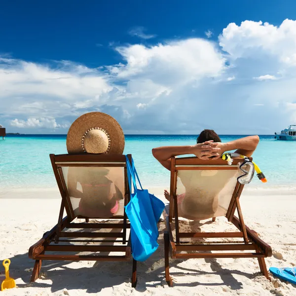 Pareja en una playa — Foto de Stock