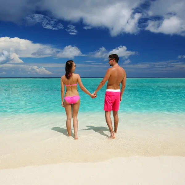 Koppel op een strand op de Malediven — Stockfoto