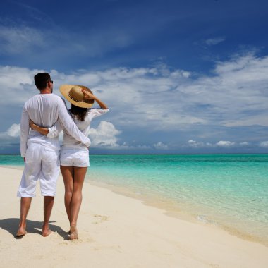 Maldivler bir plajda couple