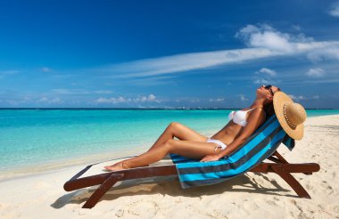 beach adlı genç bir kadın