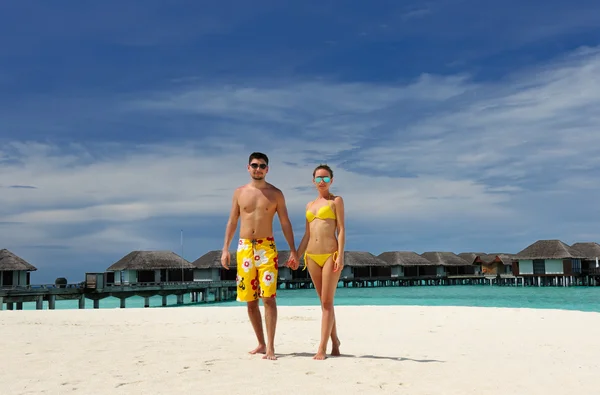 Para na plaży w Malediwy — Zdjęcie stockowe