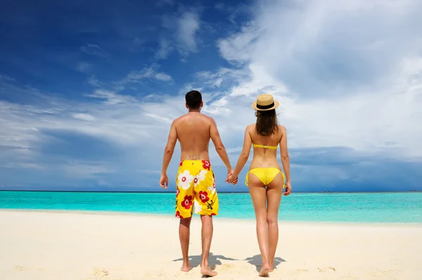 Pareja en una playa en Maldivas —  Fotos de Stock