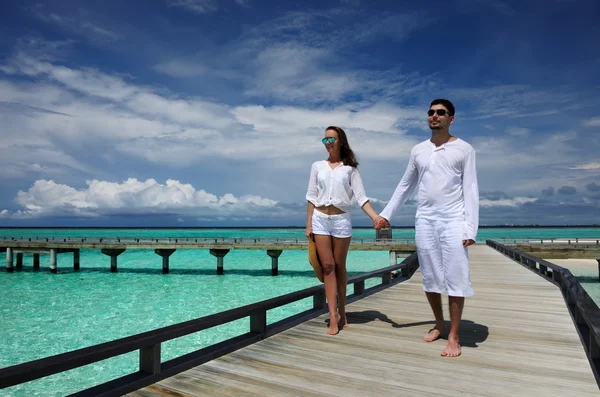Пара на пляжі jetty в Мальдіви — стокове фото
