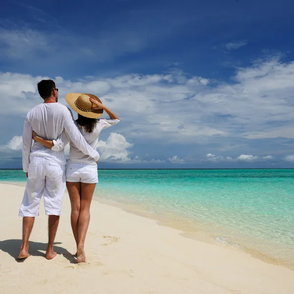 Couple sur une plage aux Maldives — Photo