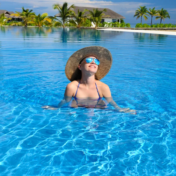 Femme au bord de la piscine — Photo