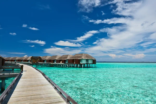 Schöner Strand mit Wasserbungalows — Stockfoto