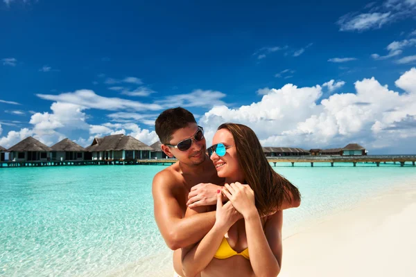 Couple sur une plage aux Maldives — Photo