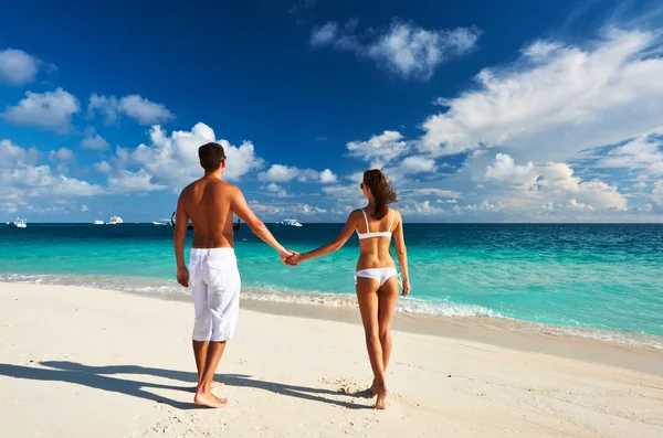 Casal em uma praia em Maldivas — Fotografia de Stock