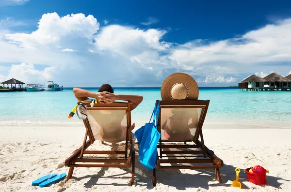 Pareja en una playa — Foto de Stock