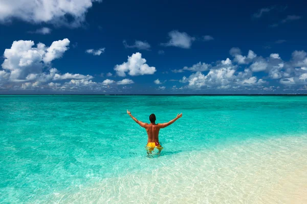 Mannen på tropical beach — Stockfoto