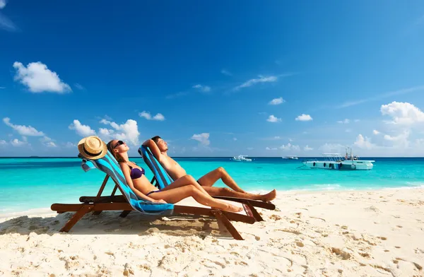 Pareja en una playa — Foto de Stock