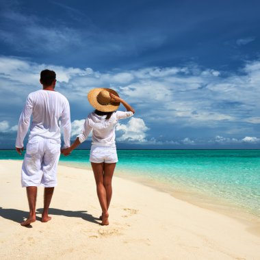 Maldivler bir plajda couple