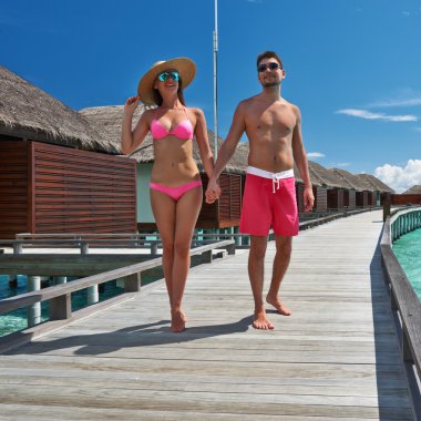 Maldivler plaj iskeleye couple