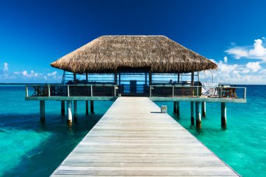 güzel bir plaj iskelesi ile