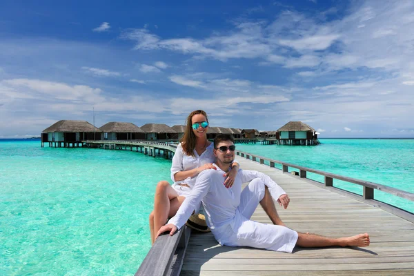 Maldivler plaj iskeleye couple — Stok fotoğraf