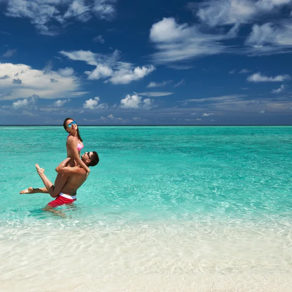 Pár a strandon, a Maldív-szigetek — Stock Fotó