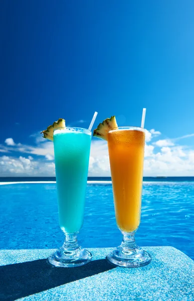 Koktejly u bazénu — Stock fotografie