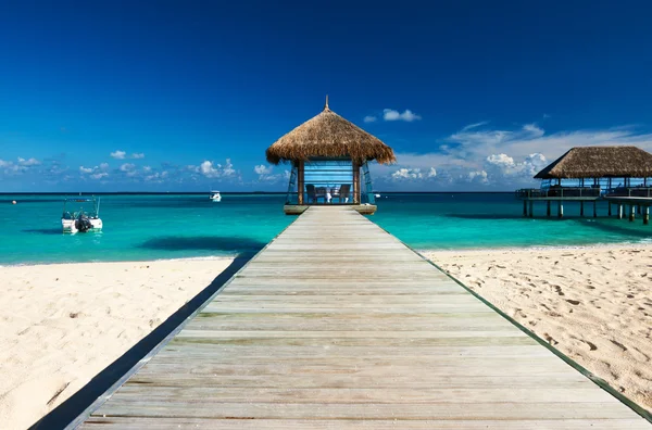 Praia bonita com molhe — Fotografia de Stock