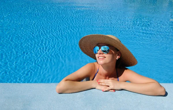 Femme au bord de la piscine — Photo