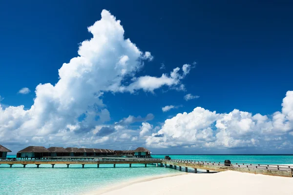 Bella spiaggia con bungalow d'acqua — Foto Stock