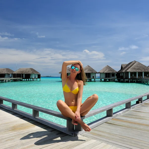 Woman on a beach jetty at Maldives — Stock Photo, Image