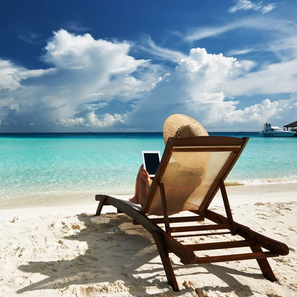 Junge Frau mit Tablet-PC am Strand — Stockfoto