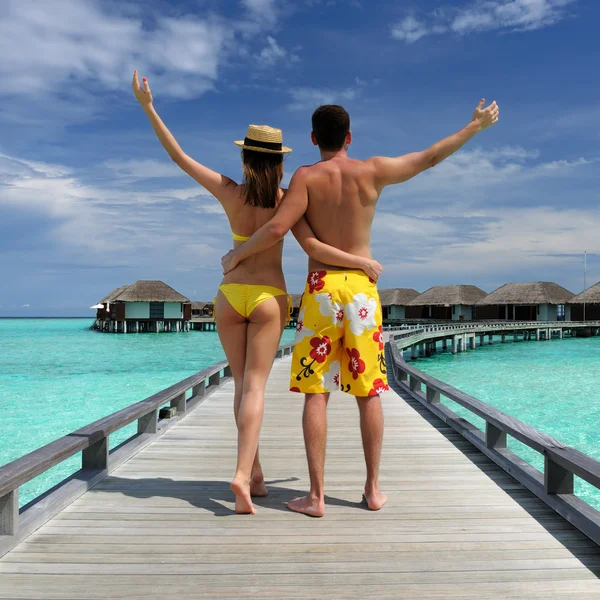 Pareja en un muelle de playa en Maldivas —  Fotos de Stock