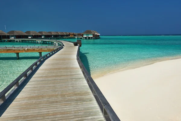 Schöner Strand mit Wasserbungalows — Stockfoto