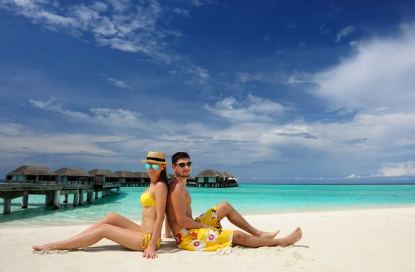 Pár na pláži na Maledivy — Stock fotografie
