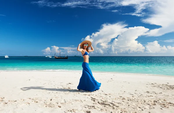 Vrouw aan het strand — Stockfoto