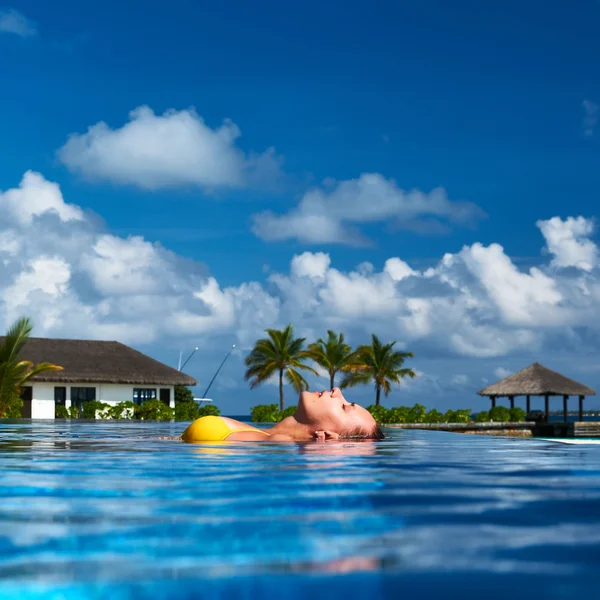 Frau am Pool — Stockfoto